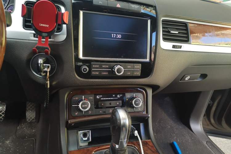 Used Volkswagen Touareg 2011 3.0 TSI Comfort Version Audio And AC Panel