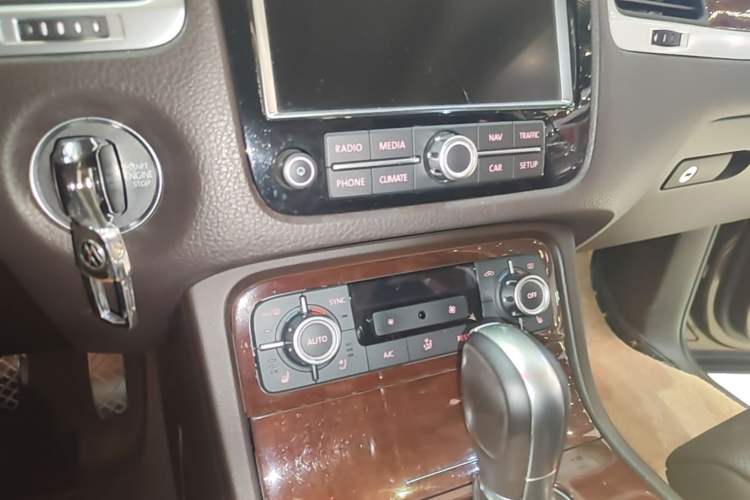 Used Volkswagen Touareg 2011 3.0 TSI Comfort Version Audio And AC Panel