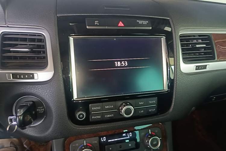 Used Volkswagen Touareg 2011 3.0 TSI High-End Version Audio And AC Panel