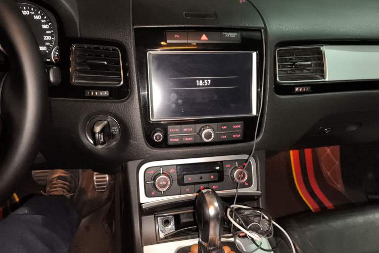Used Volkswagen Touareg 2011 3.0 TSI Standard Version Audio And AC Panel