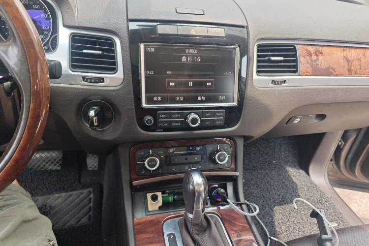 Used Volkswagen Touareg 2011 3.0 TSI Comfort Version Audio And AC Panel