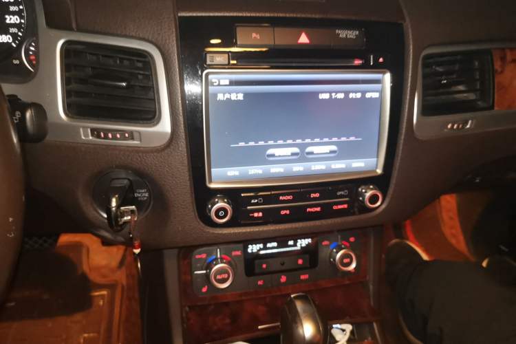 Used Volkswagen Touareg 2011 3.0 TDI Diesel Standard Version Audio And AC Panel