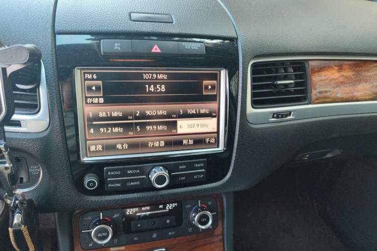 Used Volkswagen Touareg 2011 3.0 TSI High-End Version Audio And AC Panel