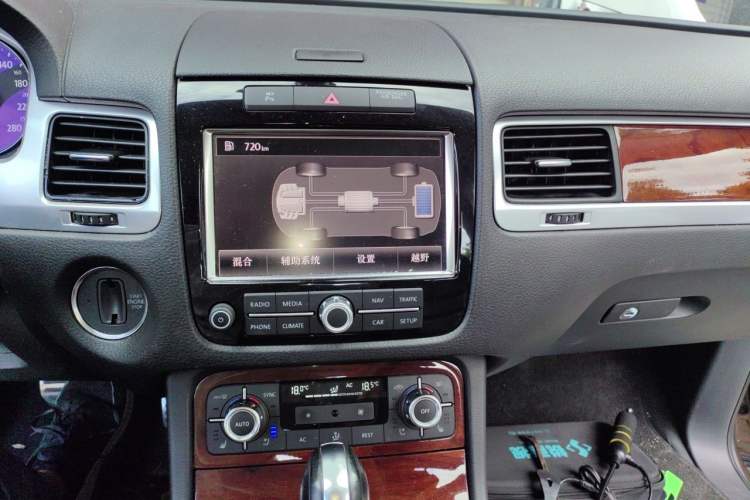 Used Volkswagen Touareg 2011 3.0 TSI Hybrid Audio And AC Panel