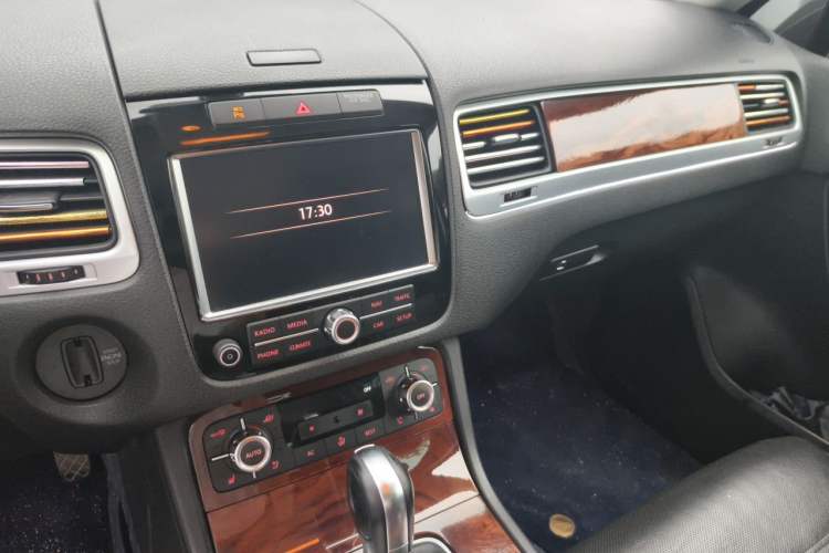 Used Volkswagen Touareg 2011 3.0 TSI High-End Version Audio And AC Panel