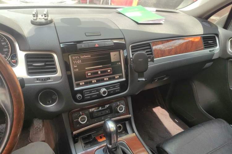 Used Volkswagen Touareg 2011 3.0 TSI Comfort Version Audio And AC Panel