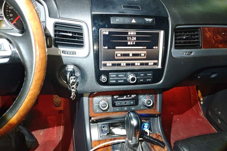 Used Volkswagen Touareg 2011 3.0 TSI Comfort Version Audio And AC Panel