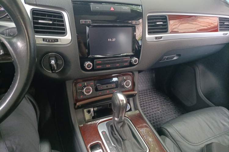 Used Volkswagen Touareg 2011 3.0 TSI Standard Version Audio And AC Panel