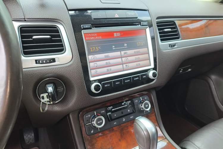 Used Volkswagen Touareg 2011 3.0 TSI Standard Version Audio And AC Panel
