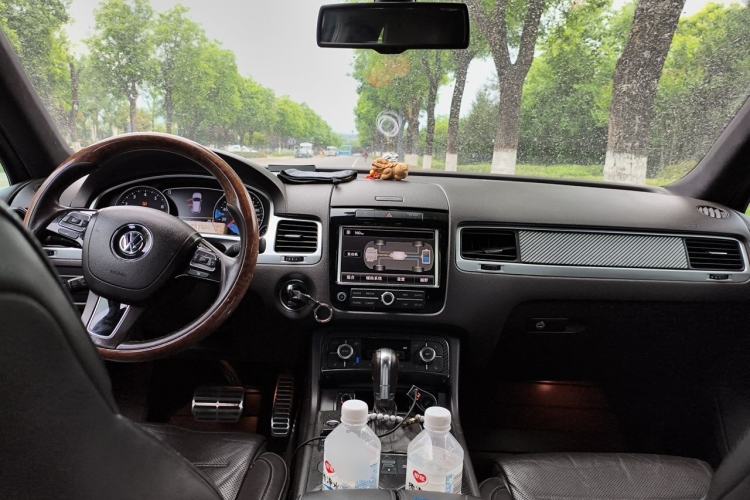 Used Volkswagen Touareg 2011 3.0 TSI Hybrid Center Console