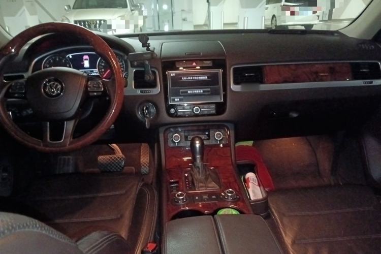 Used Volkswagen Touareg 2011 3.0 TSI Comfort Version Center Console
