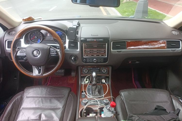 Used Volkswagen Touareg 2011 3.0 TSI Comfort Version Center Console
