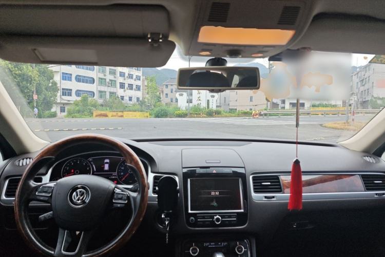 Used Volkswagen Touareg 2011 3.0 TSI Comfort Version Center Console