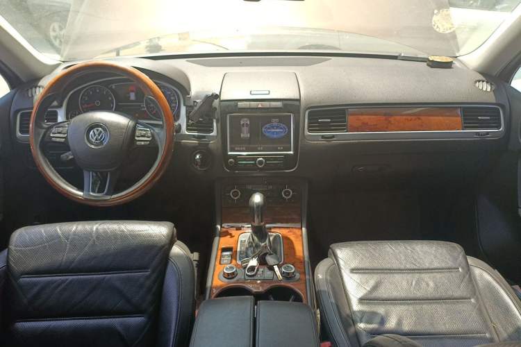 Used Volkswagen Touareg 2011 3.0 TSI Comfort Version Center Console