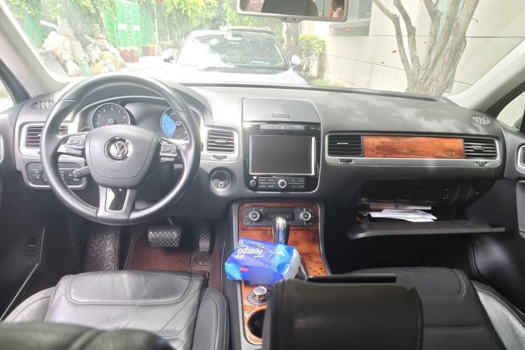 Used Volkswagen Touareg 2011 3.0 TSI Comfort Version Center Console