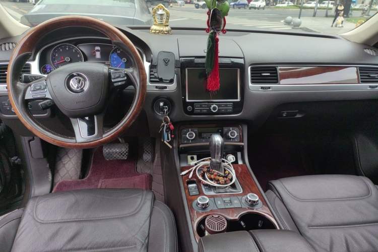 Used Volkswagen Touareg 2011 3.0 TSI High-End Version Center Console