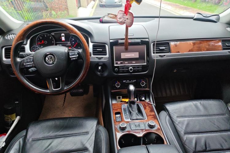 Used Volkswagen Touareg 2011 3.0 TDI Diesel Comfort Version Center Console