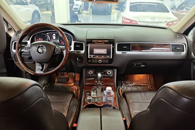 Used Volkswagen Touareg 2011 3.0 TDI Diesel Comfort Version Center Console