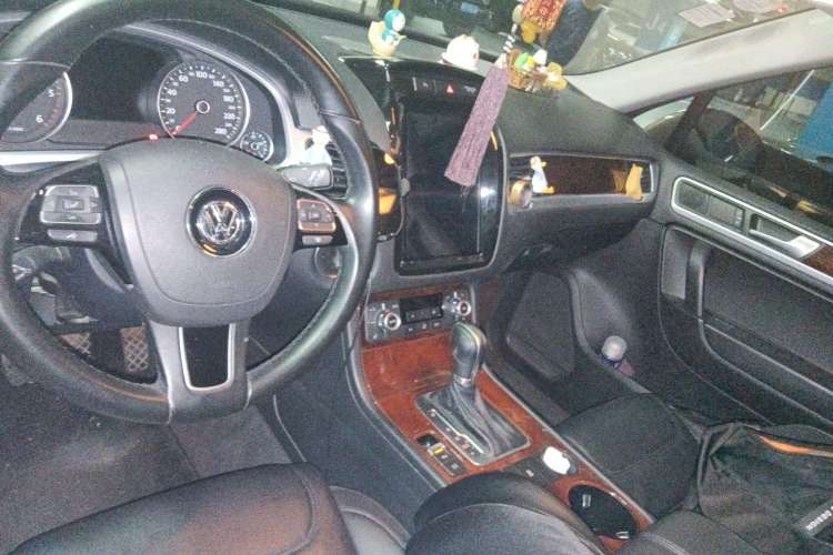 Used Volkswagen Touareg 2011 3.0 TDI Diesel Standard Version Center Console