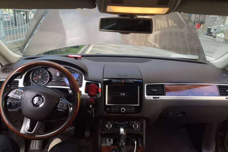 Used Volkswagen Touareg 2011 3.0 TSI Comfort Version Center Console