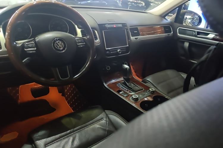 Used Volkswagen Touareg 2011 3.0 TSI Comfort Version Center Console