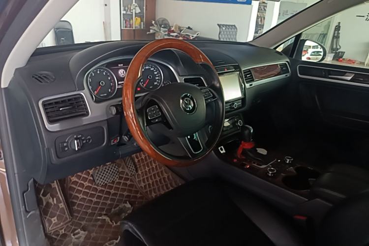 Used Volkswagen Touareg 2011 3.0 TSI High-End Version Center Console