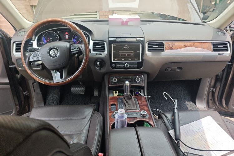 Used Volkswagen Touareg 2011 3.0 TSI Comfort Version Center Console