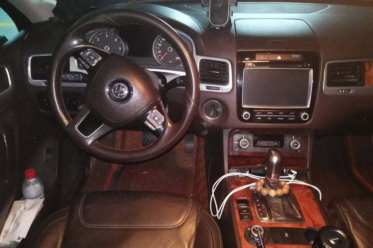 Used Volkswagen Touareg 2011 3.0 TDI Diesel Standard Version Center Console