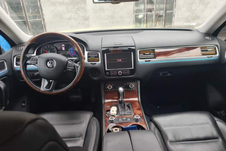 Used Volkswagen Touareg 2011 3.0 TSI High-End Version Center Console