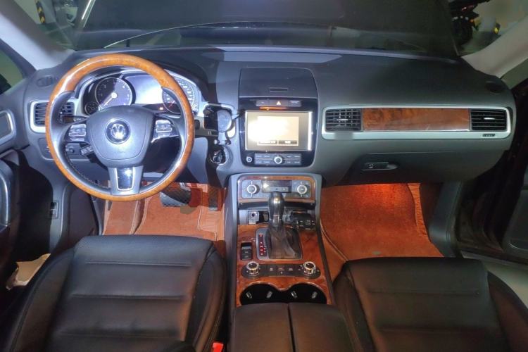 Used Volkswagen Touareg 2011 3.0 TDI Diesel Comfort Version Center Console