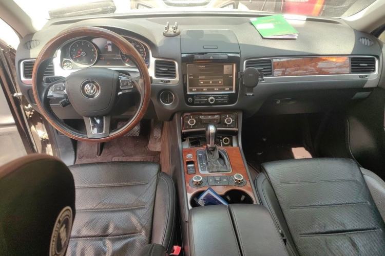 Used Volkswagen Touareg 2011 3.0 TSI Comfort Version Center Console