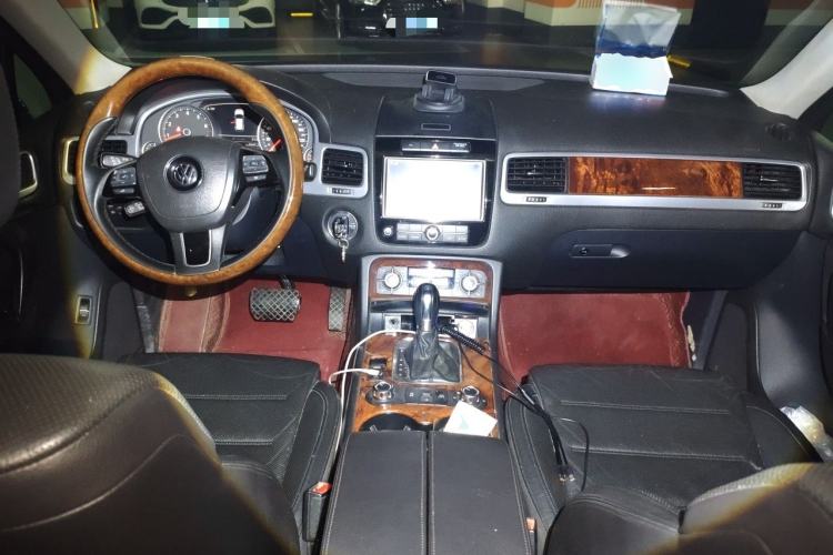 Used Volkswagen Touareg 2011 3.0 TSI Comfort Version Center Console