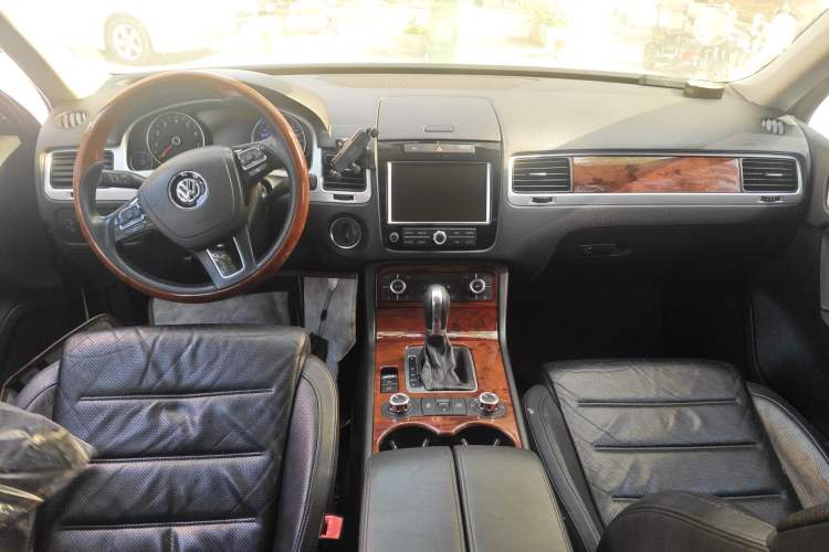 Used Volkswagen Touareg 2011 3.0 TSI Comfort Version Center Console