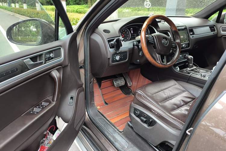 Used Volkswagen Touareg 2011 3.0 TSI Hybrid Driver Seat