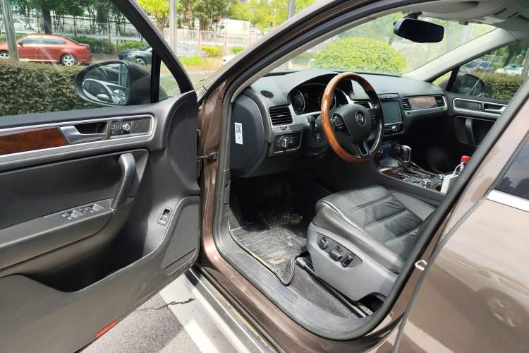 Used Volkswagen Touareg 2011 3.0 TSI Comfort Version Driver Seat