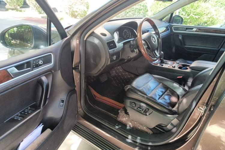 Used Volkswagen Touareg 2011 3.0 TSI High-End Version Driver Seat