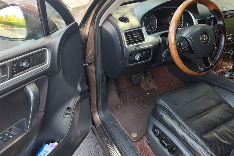 Used Volkswagen Touareg 2011 3.0 TSI High-End Version Driver Seat