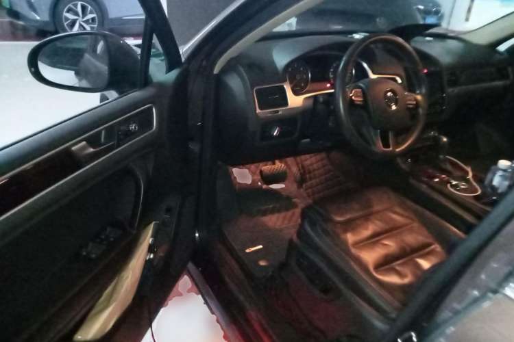 Used Volkswagen Touareg 2011 3.0 TDI Diesel Standard Version Driver Seat