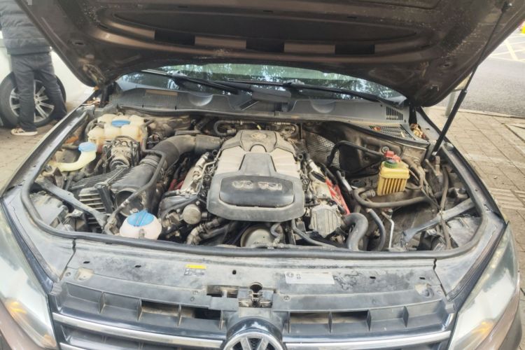 Used Volkswagen Touareg 2011 3.0 TSI Standard Version Engine Bay