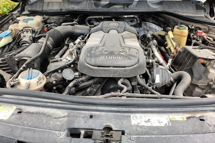 Used Volkswagen Touareg 2011 3.0 TSI Hybrid Engine Bay