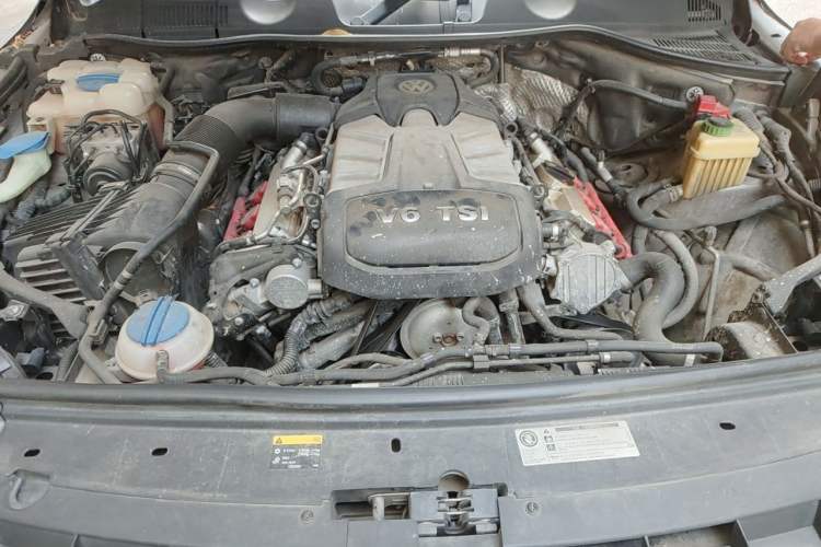 Used Volkswagen Touareg 2011 3.0 TSI Comfort Version Engine Bay