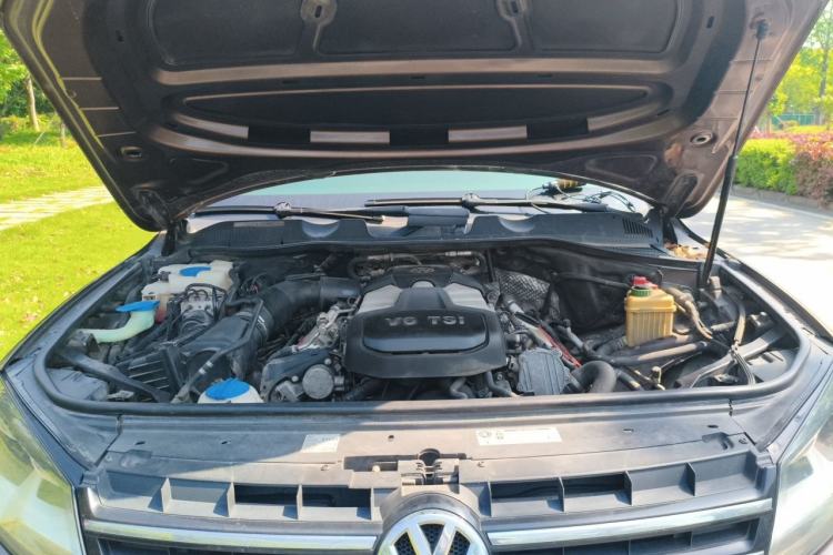 Used Volkswagen Touareg 2011 3.0 TSI Standard Version Engine Bay