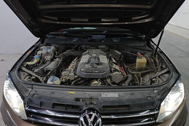 Used Volkswagen Touareg 2011 3.0 TSI Comfort Version Engine Bay