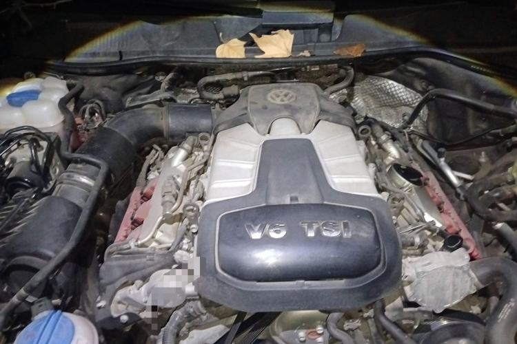 Used Volkswagen Touareg 2011 3.0 TSI Standard Version Engine Bay