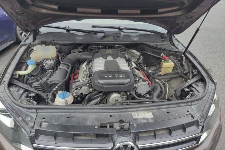 Used Volkswagen Touareg 2011 3.0 TSI High-End Version Engine Bay