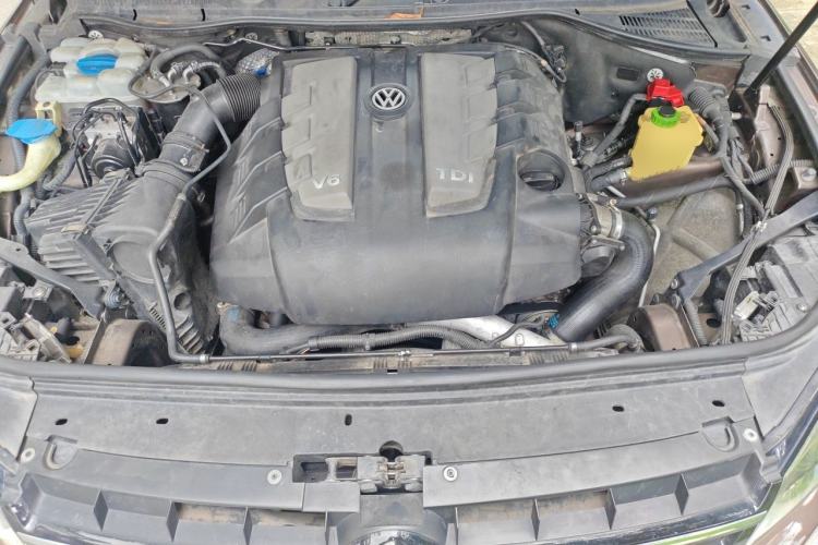 Used Volkswagen Touareg 2011 3.0 TDI Diesel Comfort Version Engine Bay