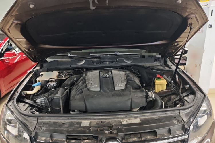 Used Volkswagen Touareg 2011 3.0 TDI Diesel Comfort Version Engine Bay