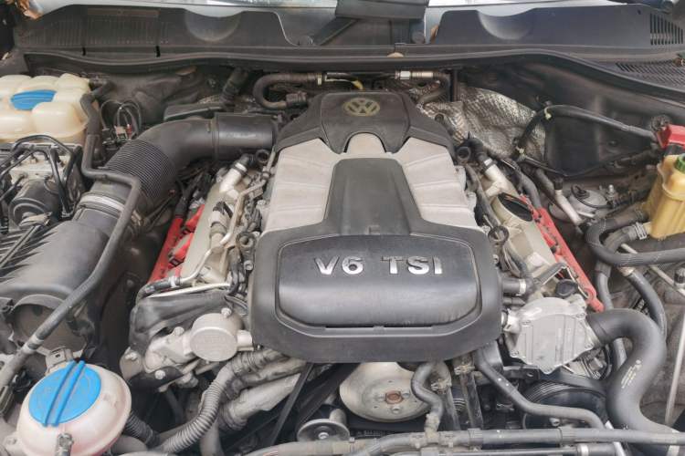 Used Volkswagen Touareg 2011 3.0 TSI Comfort Version Engine Bay