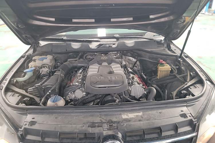 Used Volkswagen Touareg 2011 3.0 TSI Standard Version Engine Bay