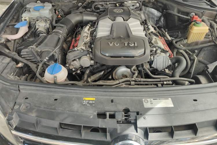 Used Volkswagen Touareg 2011 3.0 TSI Standard Version Engine Bay